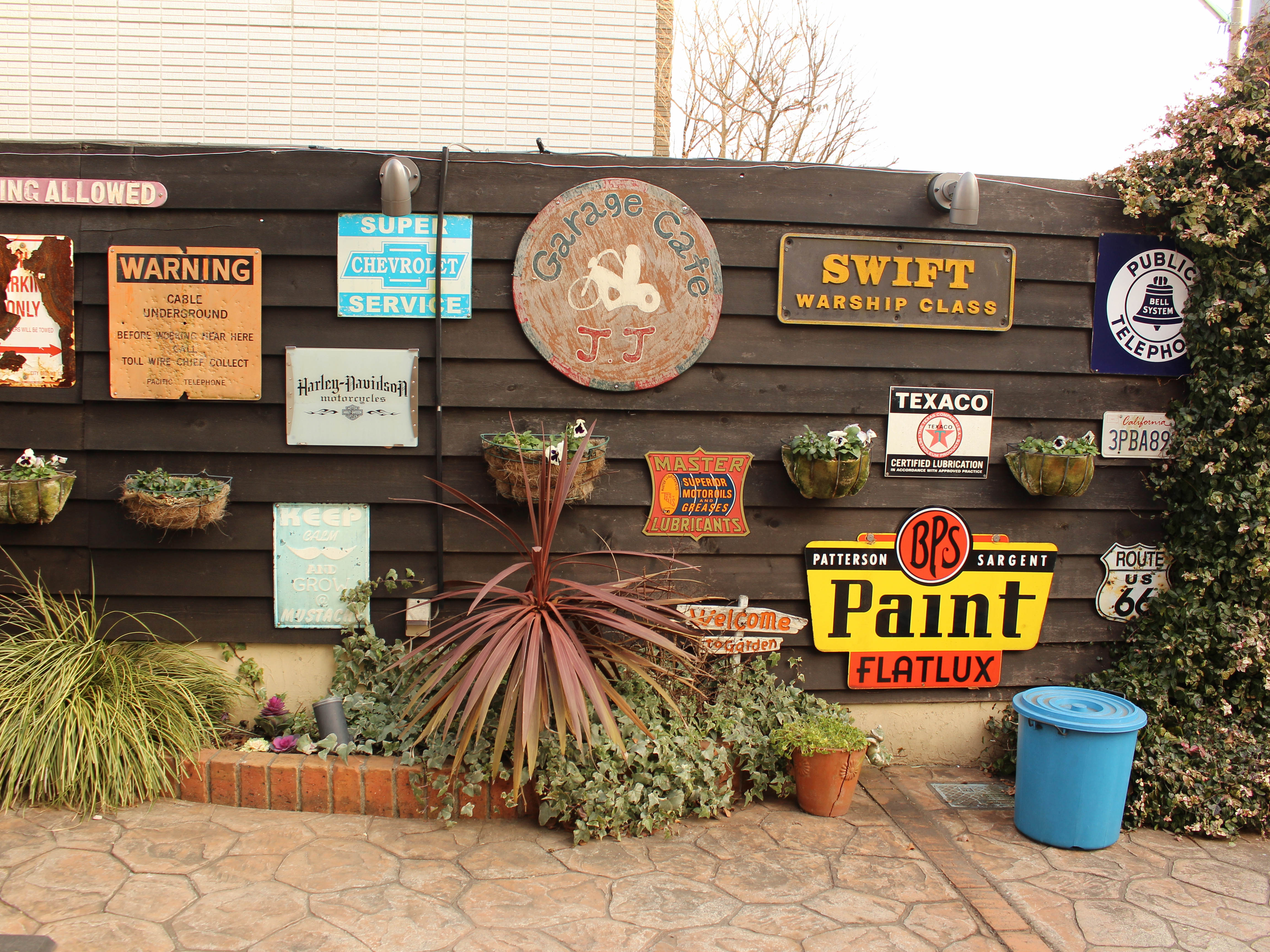 秋元設備事務所前